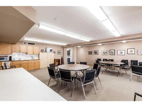 427-8535 Bonaventure Drive Se, Calgary, AB - Indoor Photo Showing Other Room