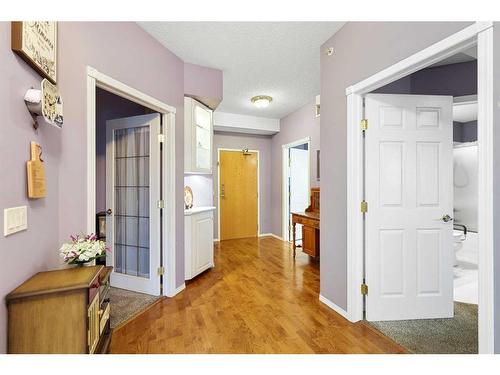 427-8535 Bonaventure Drive Se, Calgary, AB - Indoor Photo Showing Other Room