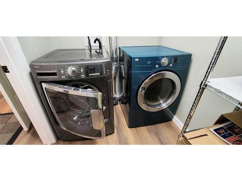 331-100 2 Avenue South, Lethbridge, AB - Indoor Photo Showing Laundry Room