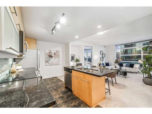 1801-215 13 Avenue Sw, Calgary, AB - Indoor Photo Showing Kitchen With Double Sink