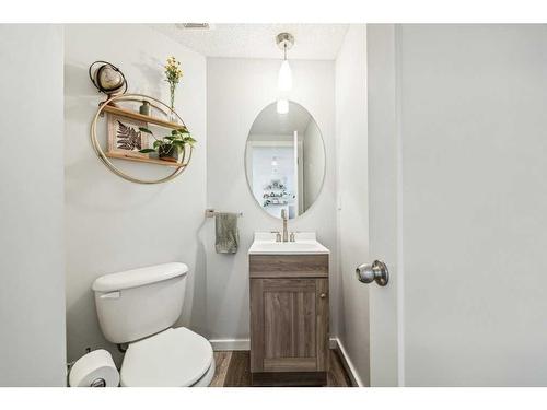 82 New Brighton Green Se, Calgary, AB - Indoor Photo Showing Bathroom