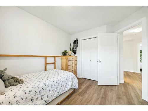 82 New Brighton Green Se, Calgary, AB - Indoor Photo Showing Bedroom