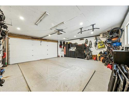 82 New Brighton Green Se, Calgary, AB - Indoor Photo Showing Garage