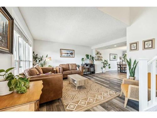 82 New Brighton Green Se, Calgary, AB - Indoor Photo Showing Living Room