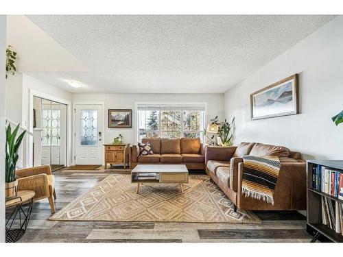 82 New Brighton Green Se, Calgary, AB - Indoor Photo Showing Living Room