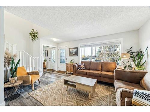 82 New Brighton Green Se, Calgary, AB - Indoor Photo Showing Living Room