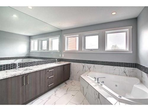 317 15 Avenue Ne, Calgary, AB - Indoor Photo Showing Bathroom