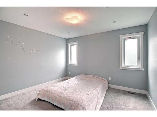 317 15 Avenue Ne, Calgary, AB - Indoor Photo Showing Bedroom