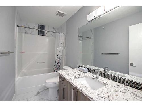 317 15 Avenue Ne, Calgary, AB - Indoor Photo Showing Bathroom