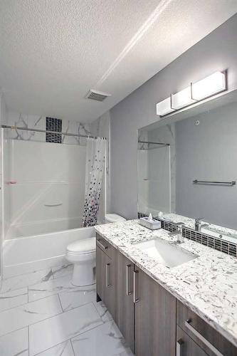 317 15 Avenue Ne, Calgary, AB - Indoor Photo Showing Bathroom