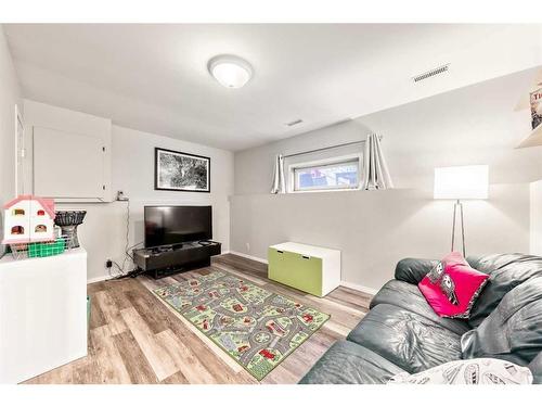 203 37 Street Nw, Calgary, AB - Indoor Photo Showing Living Room