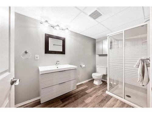 203 37 Street Nw, Calgary, AB - Indoor Photo Showing Bathroom