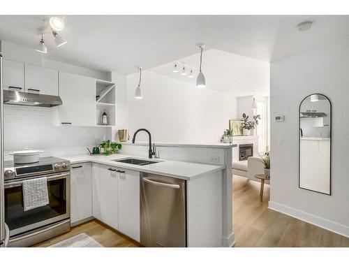 413-315 24 Avenue Sw, Calgary, AB - Indoor Photo Showing Kitchen With Double Sink With Upgraded Kitchen