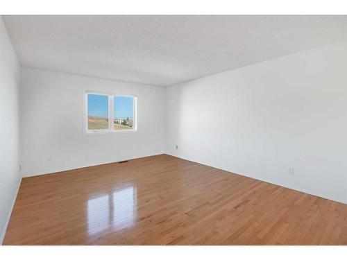 120 Norquay Heights Nw, Calgary, AB - Indoor Photo Showing Other Room