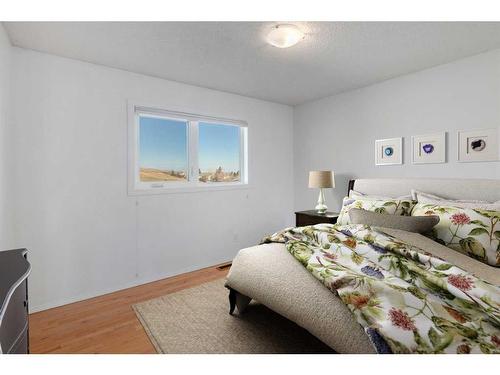 120 Norquay Heights Nw, Calgary, AB - Indoor Photo Showing Bedroom