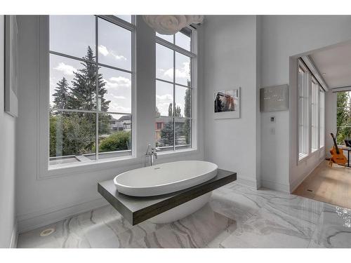 4248 Britannia Drive Sw, Calgary, AB - Indoor Photo Showing Bathroom