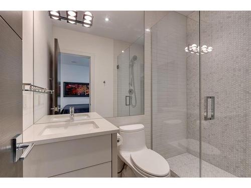 4248 Britannia Drive Sw, Calgary, AB - Indoor Photo Showing Bathroom