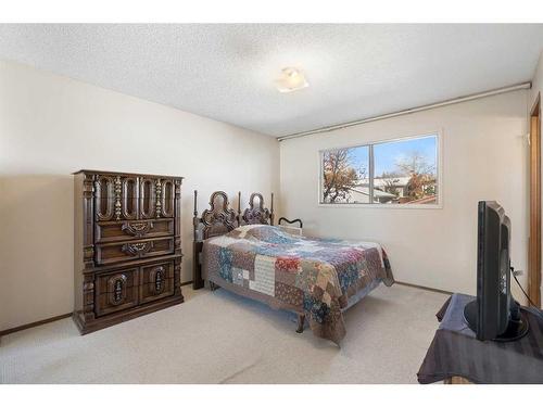 1339 56 Avenue Nw, Calgary, AB - Indoor Photo Showing Bedroom