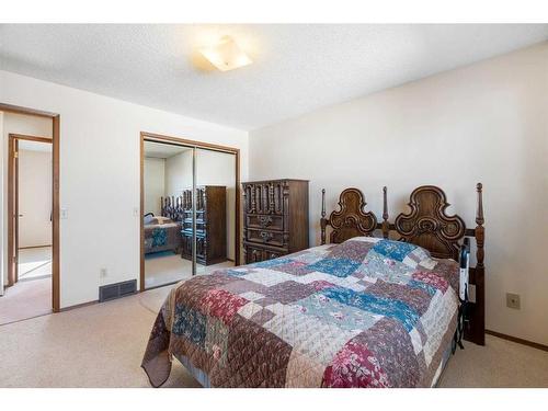 1339 56 Avenue Nw, Calgary, AB - Indoor Photo Showing Bedroom