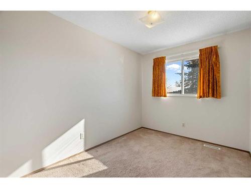 1339 56 Avenue Nw, Calgary, AB - Indoor Photo Showing Other Room