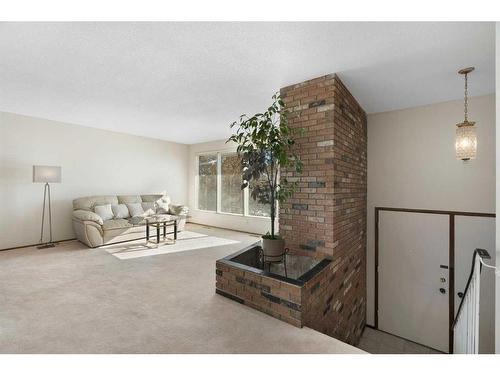 1339 56 Avenue Nw, Calgary, AB - Indoor Photo Showing Living Room