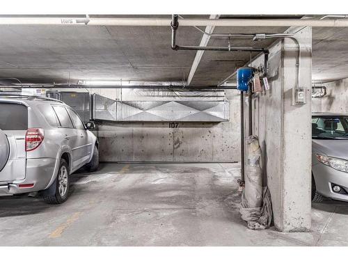 607-114 15 Avenue Sw, Calgary, AB - Indoor Photo Showing Garage