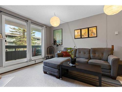 8205-315 Southampton Drive Sw, Calgary, AB - Indoor Photo Showing Living Room