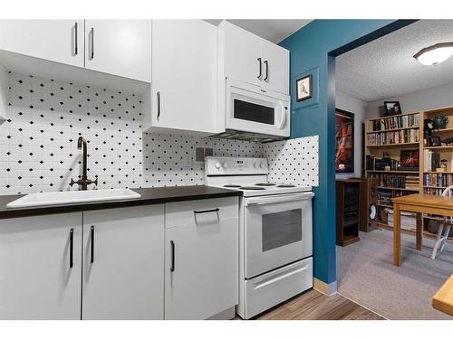 8205-315 Southampton Drive Sw, Calgary, AB - Indoor Photo Showing Kitchen