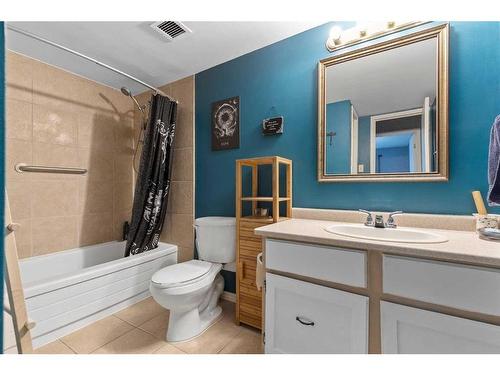 8205-315 Southampton Drive Sw, Calgary, AB - Indoor Photo Showing Bathroom