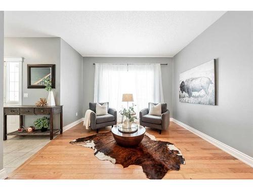 115 Railway Crescent Se, Langdon, AB - Indoor Photo Showing Living Room