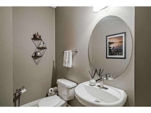 18 Discovery Heights Sw, Calgary, AB - Indoor Photo Showing Bathroom