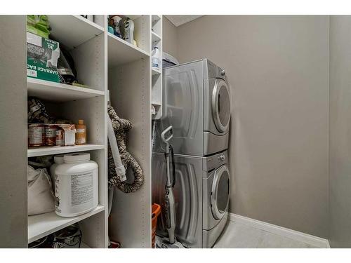 18 Discovery Heights Sw, Calgary, AB - Indoor Photo Showing Laundry Room