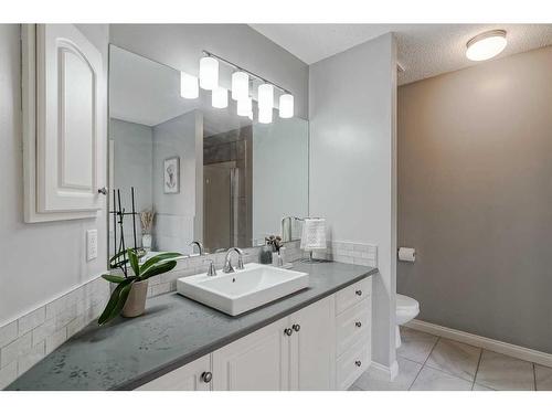 18 Discovery Heights Sw, Calgary, AB - Indoor Photo Showing Bathroom