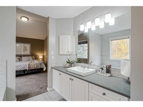 18 Discovery Heights Sw, Calgary, AB - Indoor Photo Showing Bathroom