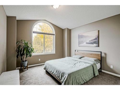 18 Discovery Heights Sw, Calgary, AB - Indoor Photo Showing Bedroom