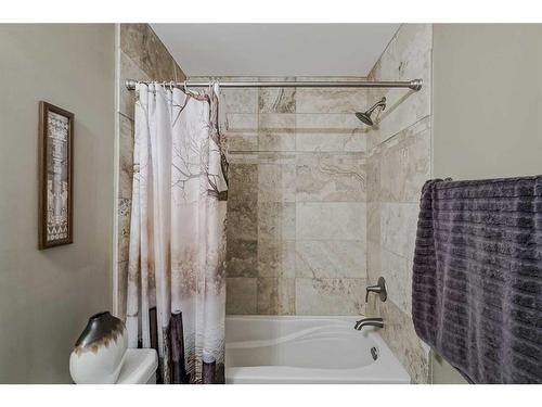 18 Discovery Heights Sw, Calgary, AB - Indoor Photo Showing Bathroom