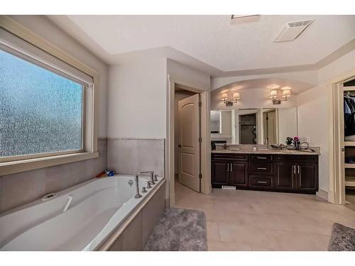 4 Rockcliff Point Nw, Calgary, AB - Indoor Photo Showing Bathroom