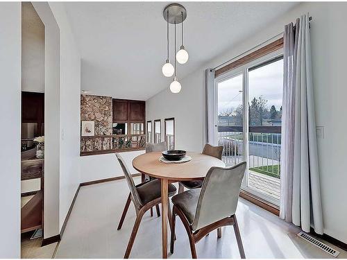 83 Berwick Crescent Nw, Calgary, AB - Indoor Photo Showing Dining Room