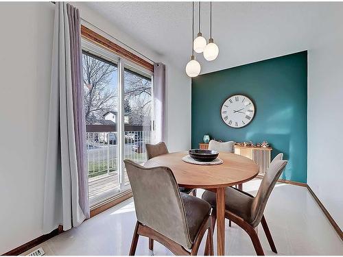 83 Berwick Crescent Nw, Calgary, AB - Indoor Photo Showing Dining Room