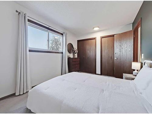 83 Berwick Crescent Nw, Calgary, AB - Indoor Photo Showing Bedroom