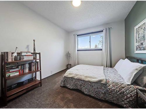 83 Berwick Crescent Nw, Calgary, AB - Indoor Photo Showing Bedroom