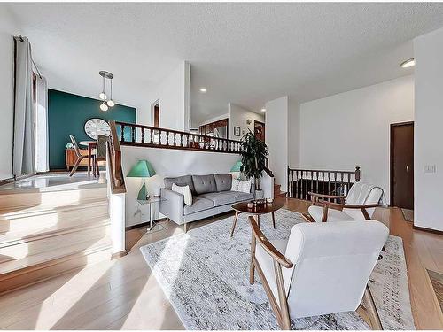 83 Berwick Crescent Nw, Calgary, AB - Indoor Photo Showing Living Room