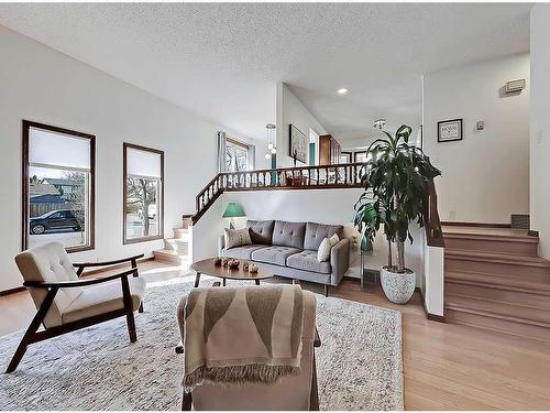 83 Berwick Crescent Nw, Calgary, AB - Indoor Photo Showing Living Room