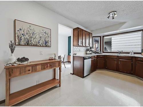 83 Berwick Crescent Nw, Calgary, AB - Indoor Photo Showing Kitchen