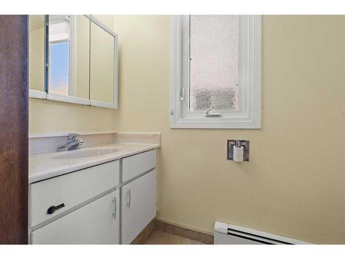 1723 22 Avenue Nw, Calgary, AB - Indoor Photo Showing Bathroom