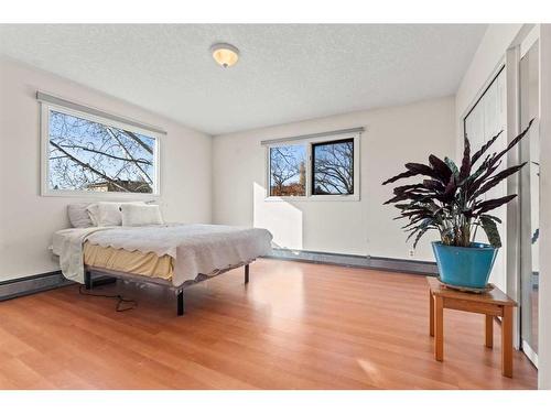 1723 22 Avenue Nw, Calgary, AB - Indoor Photo Showing Bedroom