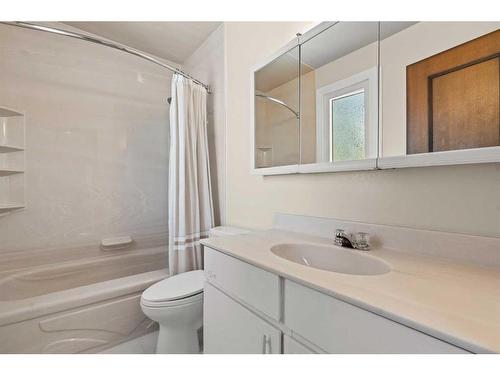 1723 22 Avenue Nw, Calgary, AB - Indoor Photo Showing Bathroom