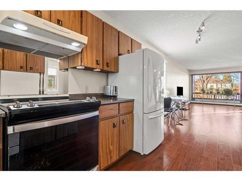 1723 22 Avenue Nw, Calgary, AB - Indoor Photo Showing Kitchen