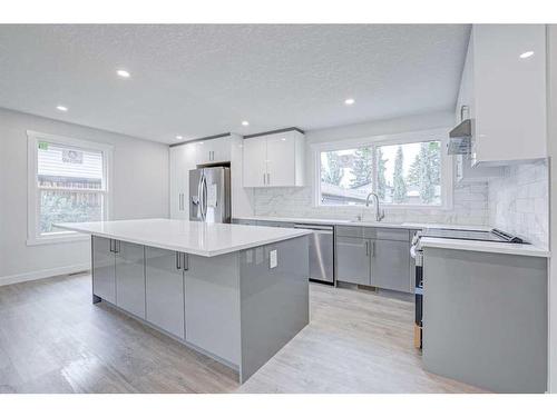 11220 Braxton Road Sw, Calgary, AB - Indoor Photo Showing Kitchen With Upgraded Kitchen