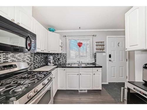 8308 46 Avenue Nw, Calgary, AB - Indoor Photo Showing Kitchen